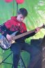 Chłopak gra na gitarze